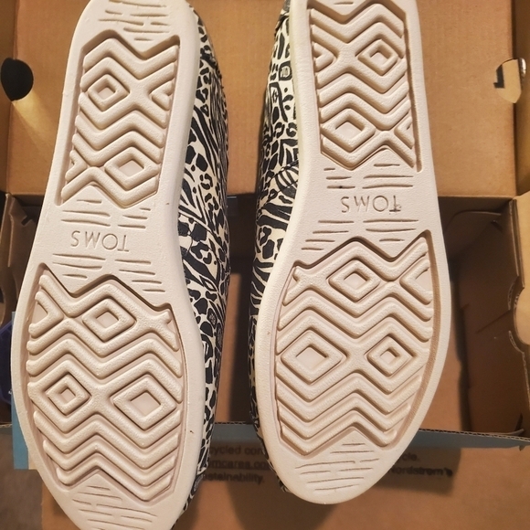 Toms Alpargata Slip-On cushioned footbed and lightweight sole size 7.5 W - Picture 4 of 5